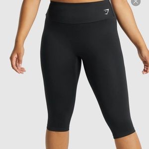 Sold! NWT-TRAINING CROPPED LEGGINGS. Small.